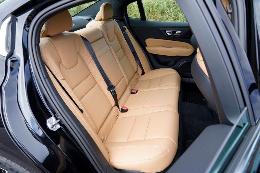 Интерьер Volvo S60 T5 R-Design 2019 года  (JP) (фото 30 из 33)